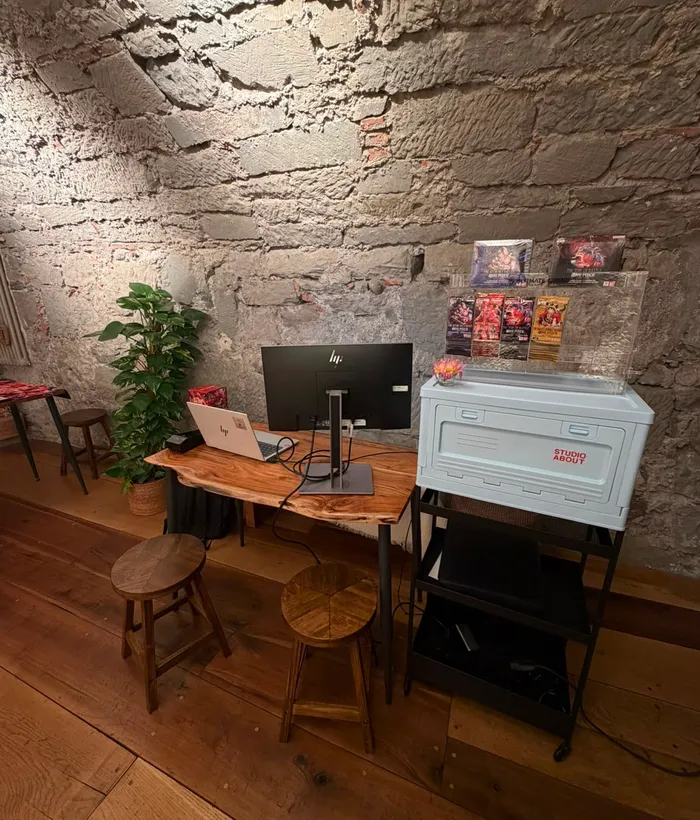 Blick in den Laden mit Regal und Spieltischen