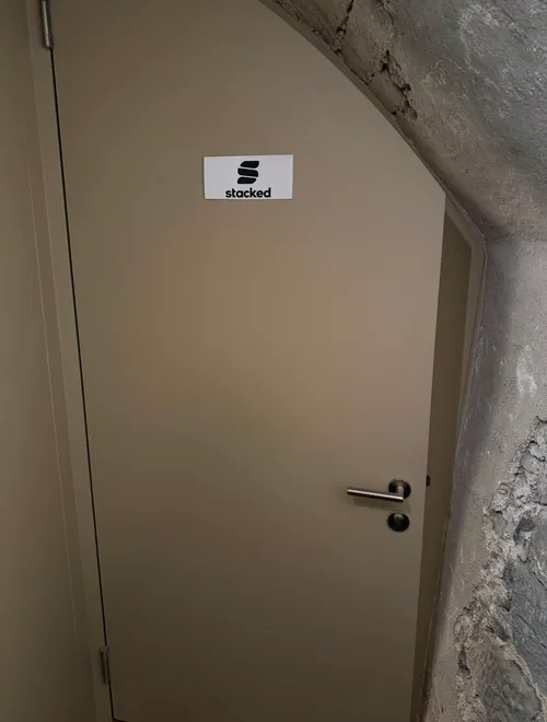 Eingangstür von Stacked mit dem Stacked-Zettel